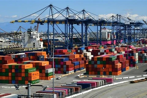 Cảng hàng hóa Los Angeles, bang California, Mỹ. Ảnh: AFP/TTXVN