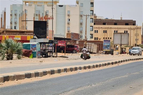 Cảnh vắng vẻ tại một tuyến đường ở Khartoum (Sudan) ngày 17/5/2023. (Ảnh: AFP/TTXVN)