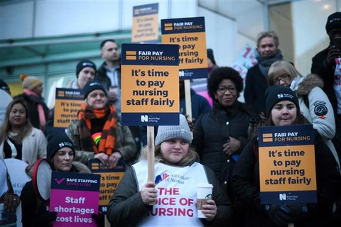 Nhân viên y tế tham gia đình công đòi tăng lương tại London (Anh), ngày 19/1/2023. (Ảnh: AFP/TTXVN)