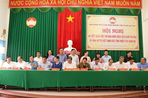 Chủ tịch Ủy ban Mặt trận Tổ quốc Việt Nam của 12 tỉnh miền Tây Nam Bộ ký kết giao ước thi đua năm 2023, ngày 11/5 vừa qua tại thành phố Cần Thơ. (Ảnh: Ngọc Thiện/TTXVN)