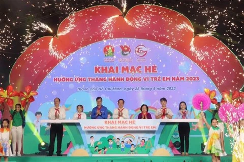 Các đại biểu thực hiện nghi thức khai mạc chương trình Hè tại phố đi bộ Nguyễn Huệ, Quận 1 (Thành phố Hồ Chí Minh. (Ảnh: Thu Hương/TTXVN) 
