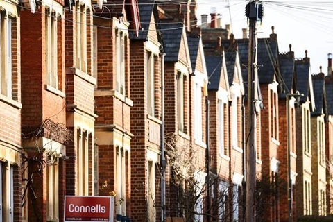 Một dãy nhà trên khu phố ở Oxford (Anh). (Ảnh: AFP/TTXVN)