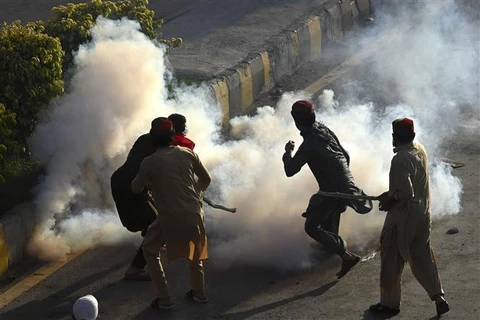Người biểu tình ủng hộ cựu Thủ tướng Pakistan Imran Khan gây bạo loạn tại Peshawar ngày 9/5/2023. Ảnh: AFP/TTXVN