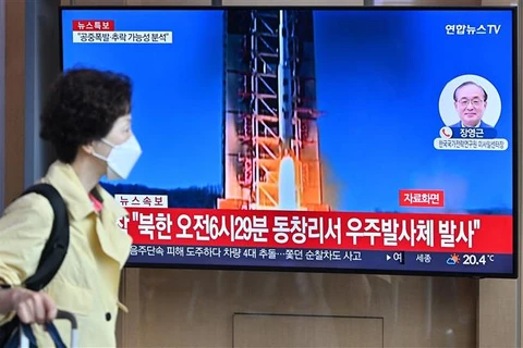 Truyền thông Hàn Quốc đưa tin về vụ phóng vật thể được Triều Tiên gọi là "vệ tinh không gian" từ làng Dongchang-ri (Triều Tiên), ngày 31/5/2023. (Ảnh: AFP/TTXVN)