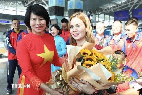 Phó Tổng Cục trưởng Tổng cục Thể dục Thể thao Lê Thị Hoàng Yến tặng hoa Đoàn thể thao người khuyết tật Việt Nam. (Ảnh: Minh Quyết/TTXVN)