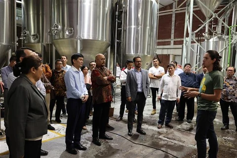 Đoàn công tác đến thăm nhà máy bia Cerveceria. (Ảnh: Phi Hùng/TTXVN)
