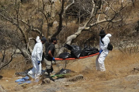 It nhất 45 túi đựng thi thể người được tìm thấy trong một khe núi tại bang Jalisco, miền Tây Mexico. (Nguồn: Aljazeera/Ảnh chụp màn hình)