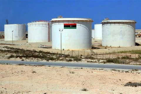Bể chứa dầu tại cảng dầu Brega, cách thành phố Benghazi của Libya 270km về phía Tây. (Ảnh: AFP/TTXVN)