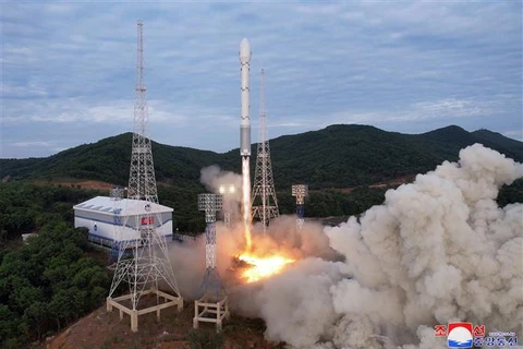Hình ảnh do Hãng thông tấn Trung ương Triều Tiên KCNA đăng phát ngày 1/6/2023 về vụ phóng tên lửa đẩy kiểu mới Chollima-1 mang theo vệ tinh trinh sát quân sự Malligyong-1 tại bãi phóng Tongchang-ri (Triều Tiên). (Ảnh: Yonhap/TTXVN)