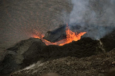 Dung nham phun lên từ miệng núi lửa Kilauea trên đảo Hawaii (Mỹ). (Ảnh: AFP/TTXVN)