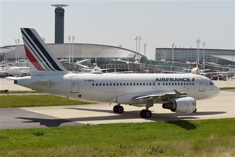 Số liệu của cơ quan hàng không dân dụng Pháp cho thấy trung bình giá vé máy bay tháng Tư ở nước này cao hơn 32,6% so với cùng kỳ bốn năm trước đó. (Ảnh minh họa: AFP/TTXVN)