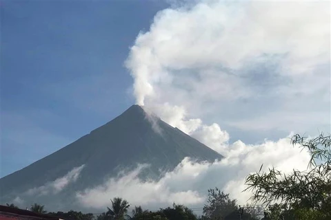 Tro bụi phun lên từ miệng núi lửa Mayon ở Legaspi, tỉnh Albay (Philippines), ngày 8/6/2023. (Ảnh: AFP/TTXVN)