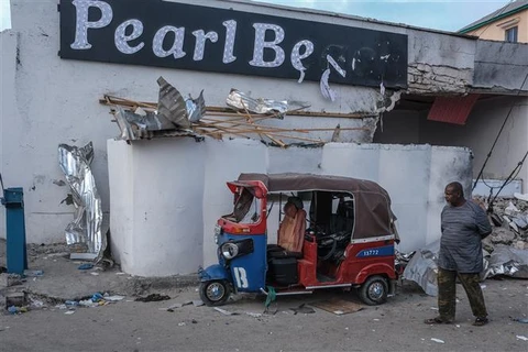 Hiện trường sau vụ tấn công tại khách sạn Pearl Beach ở Mogadishu (Somalia), ngày 10/6/2023. (Ảnh: AFP/TTXVN)