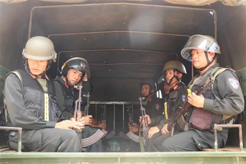 Cảnh sát Cơ động, Cảnh sát đặc nhiệm, Công an tỉnh Đắk Lắk, lực lượng đặc nhiệm Quân khu 5 phối hợp triển khai phương án vây bắt các đối tượng trong vụ tấn công tại Đắk Lắk. (Ảnh: Phan Anh Dũng/TTXVN)