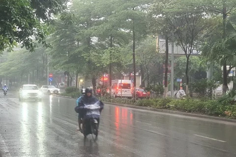 Thủ đô Hà Nội chiều tối và đêm có mưa rào và dông, cục bộ có mưa to. (Ảnh: Vietnam+) 
