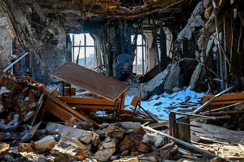 Bên trong toà nhà Trường đại học Kharkiv ở vùng Kharkiv (Ukraine) bị phá huỷ do xung đột, ngày 22/2/2023. (Ảnh: AFP/TTXVN)