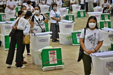 Các tình nguyện viên kiểm tra hòm phiếu và phiếu bầu trước cuộc tổng tuyển cử, tại Bangkok (Thái Lan), ngày 13/5/2023. (Ảnh: AFP/TTXVN)