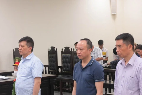 Bị cáo Trần Ngọc Hà (trái) và đồng phạm tại phiên tòa ngày 12/6. (Nguồn: Công an nhân dân)