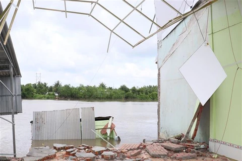 Căn nhà của người dân trong khu vực sạt lở tại ấp Tích Lộc, xã Tích Thiện, huyện Trà Ôn (tỉnh Vĩnh Long) đã bị rơi xuống sông khoảng 50%. (Ảnh: Lê Thúy Hằng/TTXVN)