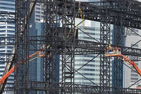 Công nhân làm việc tại một công trường xây dựng ở Singapore. (Ảnh: AFP/TTXVN)