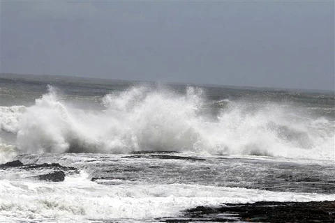 Sóng biển dâng cao trước khi bão Biparjoy đổ bộ tại thành phố cảng Karachi (Pakistan) ngày 14/6/2023. (Ảnh: THX/TTXVN)