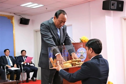 Chủ tịch Ủy ban Bầu cử Quốc gia Campuchia Prach Chan đảo các phong bì đựng lá phiếu ghi tên 18 chính đảng trong thùng phiếu trước khi tiến hành bốc thăm, hôm 29/5/2023. (Ảnh: Huỳnh Thảo/TTXVN)
