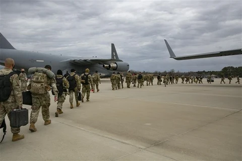 Binh sỹ Mỹ tại căn cứ không quân ở Fort Bragg, Bắc Carolina, chuẩn bị khởi hành tới các nước Đông Âu để thực thi sứ mệnh của NATO, ngày 3/2/2022. (Ảnh: AFP/TTXVN)