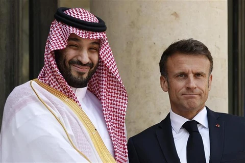 Tổng thống Pháp Emmanuel Macron (phải) và Thái tử Saudi Arabia Mohammed bin Salman tại cuộc gặp ở Paris ngày 16/6/2023. (Ảnh: AFP/TTXVN)