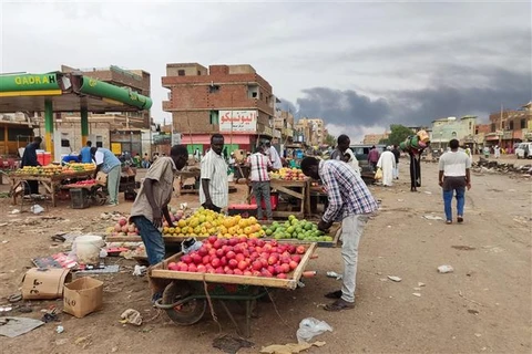 Người dân mua sắm tại một chợ ở Khartoum (Sudan) ngày 10/6/2023. (Ảnh: AFP/TTXVN)