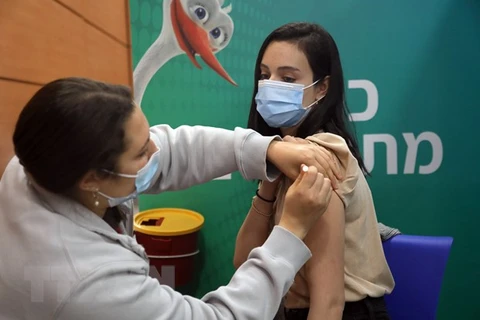Tiêm vaccine ngừa COVID-19 cho người dân tại Tel Aviv (Israel). (Ảnh: THX/TTXVN)