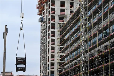 Một toà chung cư đang trong quá trình xây dựng ở Munich (Đức) ngày 19/5/2023. (Ảnh: AFP/TTXVN)