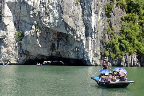 Hang Luồn - một điểm đến hấp dẫn du khách trên Vịnh Hạ Long. (Ảnh: Thanh Vân/TTXVN)