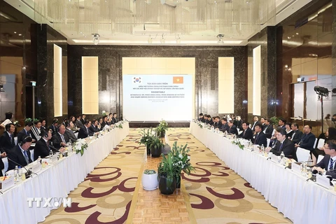 Thủ tướng Phạm Minh Chính toạ đàm với các hiệp hội doanh nghiệp và tập đoàn lớn của Hàn Quốc tại Hà Nội chiều 23/6/2023. (Ảnh: Dương Giang/TTXVN)