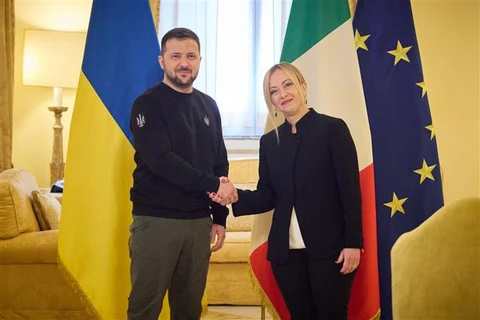 Thủ tướng Italy Giorgia Meloni (phải) và Tổng thống Ukraine Volodymyr Zelensky tại cuộc gặp ở Rome ngày 13/5/2023. (Ảnh: AFP/TTXVN)