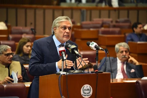 Bộ trưởng Tài chính Pakistan Ishaq Dar phát biểu tại phiên họp Quốc hội ở Islamabad, ngày 9/6/2023. (Ảnh: AFP/TTXVN)