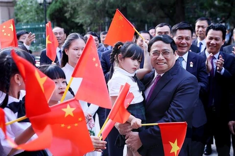 Thủ tướng Phạm Minh Chính với cộng đồng người Việt Nam tại Trung Quốc. (Ảnh: Dương Giang/TTXVN)