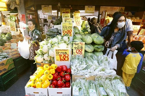 Người dân mua sắm tại chợ ở Tokyo (Nhật Bản). (Ảnh: Kyodo/TTXVN)