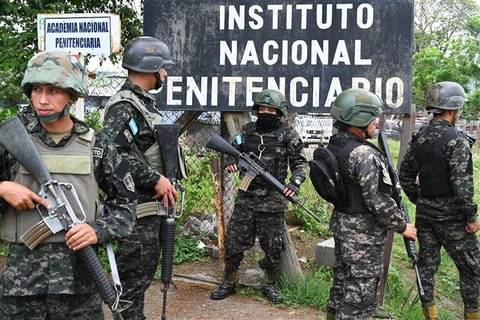 Binh sỹ Honduras gác bên ngoài nhà tù Centro Femenino de Adaptacion Social ở Tamara, sau vụ bạo loạn ngày 20/6/2023. (Ảnh: AFP/TTXVN)