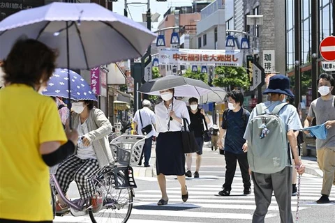 Người dân trên đường phố Tokyo (Nhật Bản). (Ảnh: Kyodo/TTXVN)