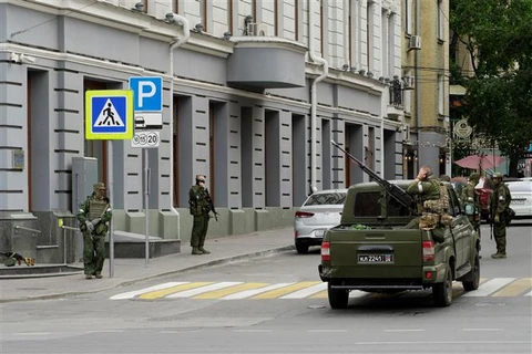 Các tay súng thuộc tập đoàn quân sự tư nhân Wagner gác trên đường phố thành phố Rostov-on-Don, miền Nam Nga ngày 24/6/2023. (Ảnh: AFP/TTXVN)