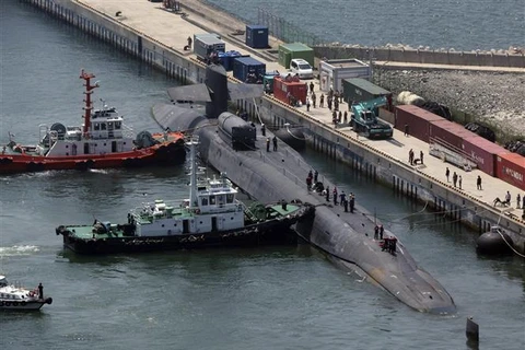 Tàu ngầm hạt nhân trang bị tên lửa dẫn đường USS Michigan SSGN của Mỹ cập cảng căn cứ hải quân chính ở Busan (Hàn Quốc), ngày 16/6/2023. (Ảnh: AFP/TTXVN)