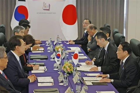 Thủ tướng Nhật Bản Fumio Kishida (phải) và Tổng thống Hàn Quốc Yoon Suk-yeol (thứ hai, trái) tại cuộc gặp bên lề Hội nghị thượng đỉnh G7 ở thành phố Hiroshima (Nhật Bản) ngày 21/5/2023. (Ảnh: Kyodo/TTXVN)
