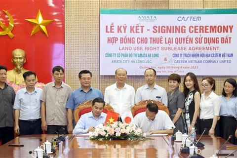 Đại diện Công ty Cổ phần Đô thị Amata Hạ Long và Công ty Trách nhiệm Hữu hạn Castem Việt Nam ký kết hợp đồng cho thuê lại quyền sử dụng đất tại Khu Công nghiệp Sông Khoai (Quảng Ninh) để triển khai dự án. (Ảnh: Thanh Vân/TTXVN)