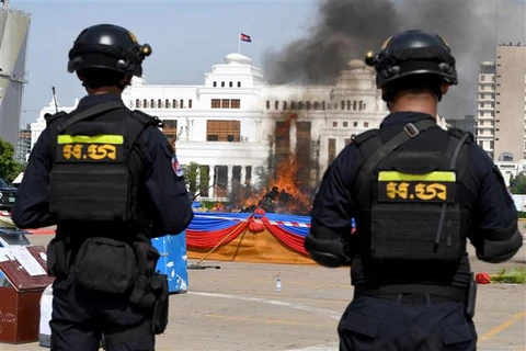 Cảnh sát Campuchia tiến hành tiêu hủy số ma túy tịch thu trong một chiến dịch chống buôn lậu ma túy tại Phnom Penh, hồi tháng 6/2020. (Ảnh: AFP/TTXVN)