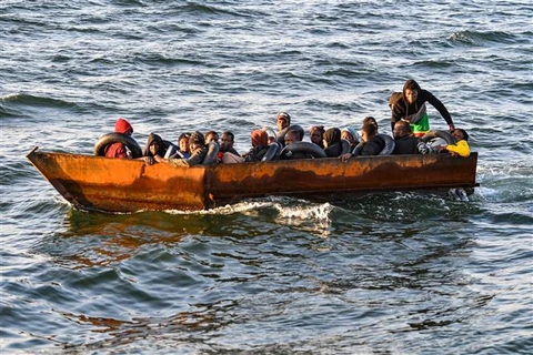 Thuyền chở người di cư ở ngoài khơi thành phố Sfax, miền Nam Tunisia ngày 4/10/2022. (Ảnh: AFP/TTXVN)