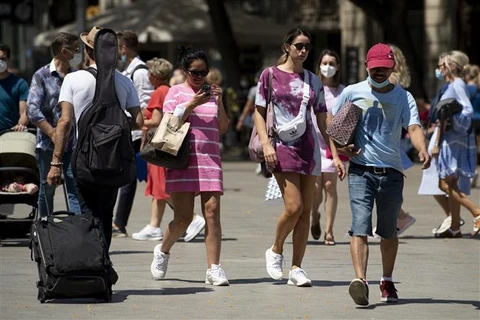 Người dân trên đường phố Barcelona (Tây Ban Nha). (Ảnh: AFP/TTXVN)