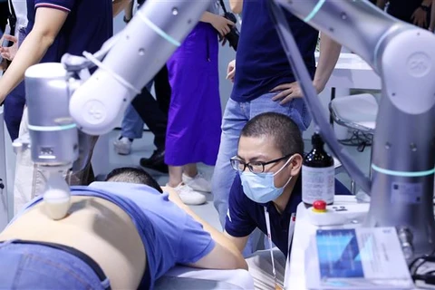 Robot sử dụng công nghệ AI được giới thiệu tại Hội nghị Trí tuệ Nhân tạo Thế giới 2022 ở Thượng Hải (Trung Quốc), hồi tháng Chín năm ngoái. (Ảnh: THX/TTXVN)