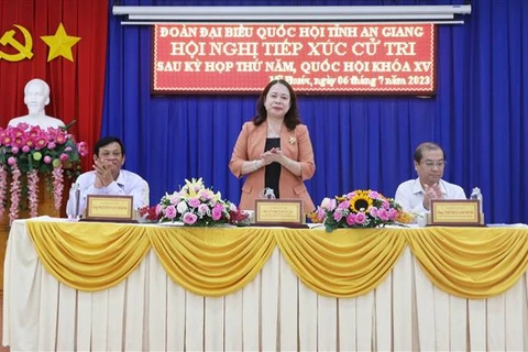 Phó Chủ tịch nước Võ Thị Ánh Xuân tại buổi tiếp xúc cử tri thành phố Long Xuyên tỉnh An Giang. (Ảnh: Công Mạo/TTXVN)