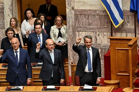 Thủ tướng Hy Lạp Kyriakos Mitsotakis (phải) và các thành viên Chính phủ tuyên thệ nhậm chức trước Quốc hội ở Thủ đô Athens, ngày 3/7/2023. (Ảnh: AFP/TTXVN)