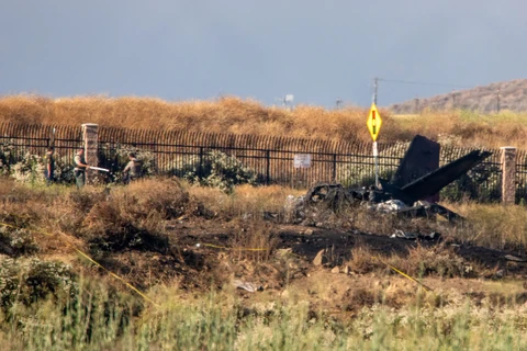 Chiếc máy bay rơi gần sân bay French Valley ở thành phố Los Angeles. (Nguồn: The New York Times/Ảnh chụp màn hình)